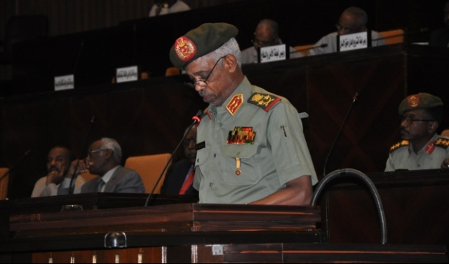 السودان: البشير يعيّن وزير الدفاع نائبا له 