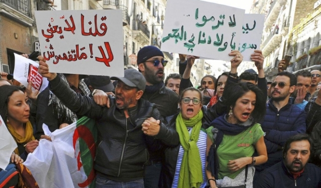 صحافيّون جزائريّون يُندّدون بغياب الحياد عن تغطية الحراك الشعبيّ