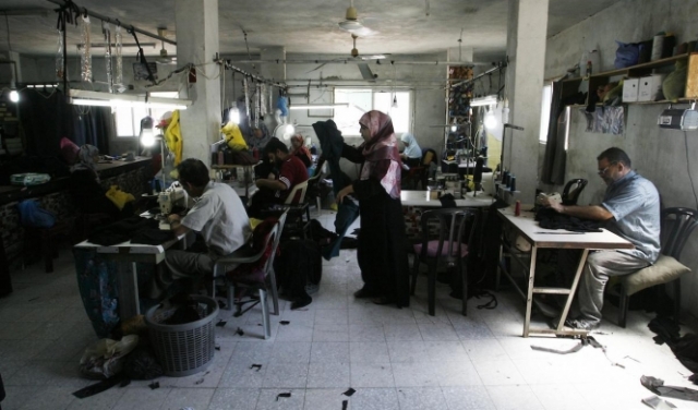 غزة: سوق الخياطة نموذجا... من يُعيد الحياة إلى الماكنة؟ 