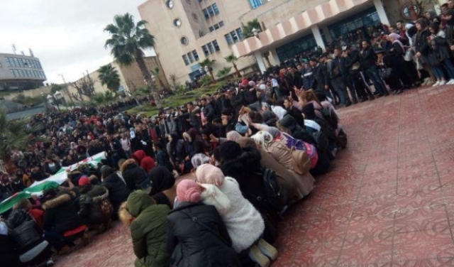 طلاب الجامعات الجزائرية يتظاهرون ضد ترشيح بوتفليقة