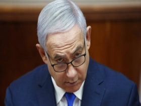 وزراؤه سيشهدون ضده بالمحكمة: "مصلحة إسرائيل باستقالة نتنياهو"