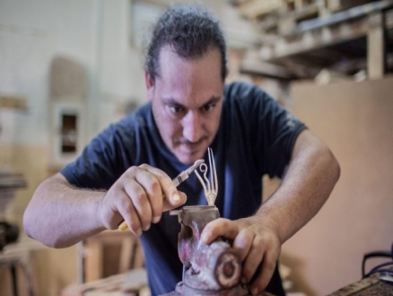 فنان فلسطيني يعيد تدوير أدوات القتل التي يستخدمها الاحتلال
