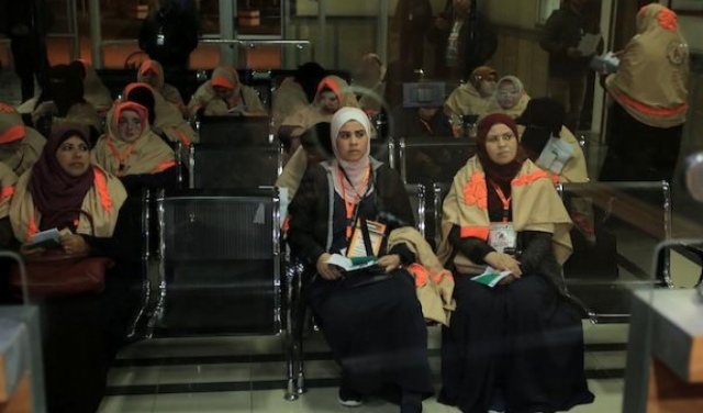 نساء غزيّات في معبر رفح في طريقهن لأداء مناسك العمرة بعد حظر مصري دام 4 سنوات