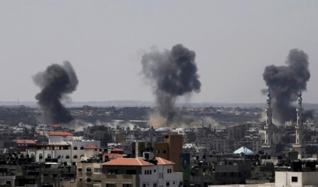 بحجة البالونات الحارقة: طيران الاحتلال يقصف 3 مواقع بغزة