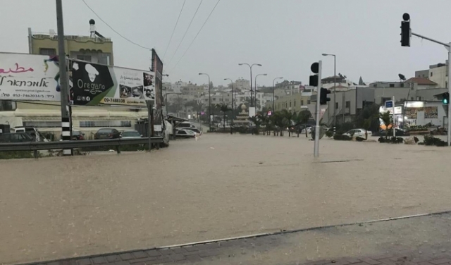 الطيبة: مياه الأمطار تغرق شوارع ومنازل وسيارات