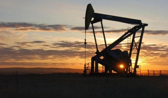 أسعار النفط تتراجع أمام ضعف الاقتصاد وارتفاع الإمدادات الأميركية