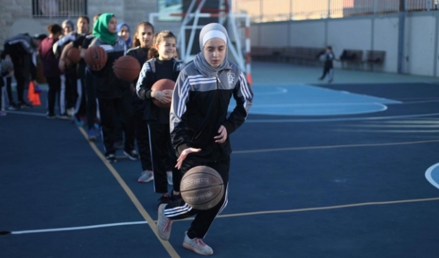 بناتُ غزّة يلعبن كرة السلّة