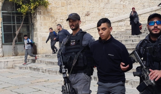 القدس: الاحتلال يخلي الأقصى ويغلق أبوابه