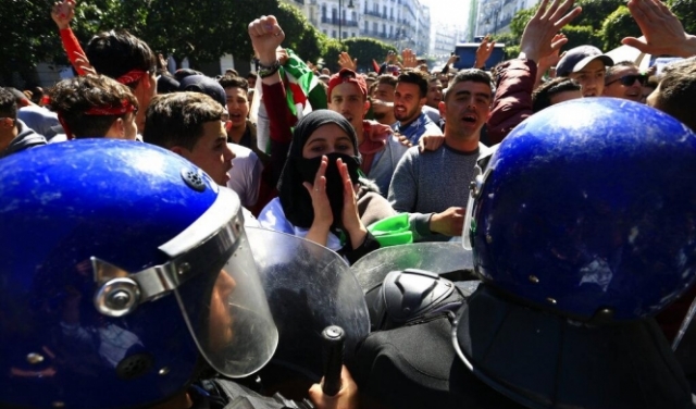 الجزائر تواصل التظاهر ضد 
