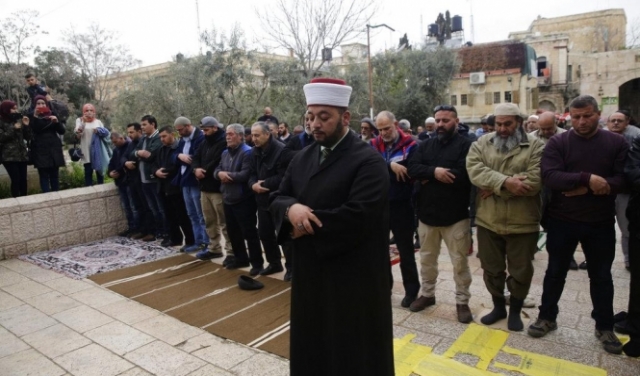 المقدسيّون يصلّون خارج المسجد الأقصى بعد أن أغلق الاحتلال أبوابه