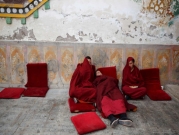 رهبان بوذيون يستريحون بجانب معبدهم في التبيت