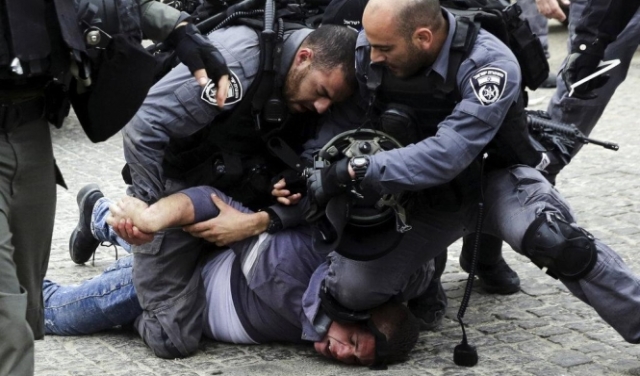 القدس: اعتقال فتيين بشبهة حرق غرفة الشرطة في الحرم المقدسي