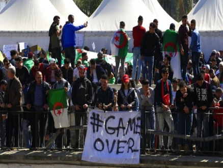 الجزائر: الشارع يواصل الضغط والحراك يحشد لـ"جمعة الرحيل"