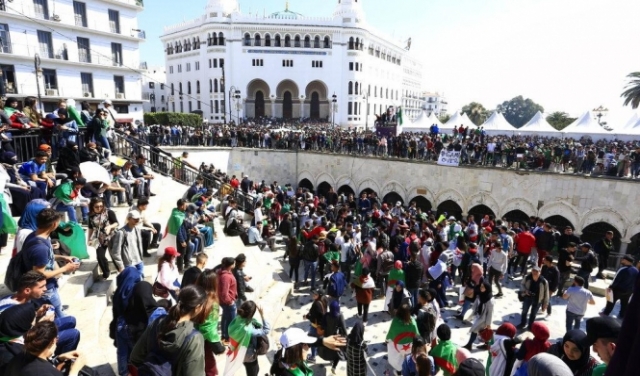 الجزائر: الحزب الحاكم يتخلى عن بوتفليقة ومظاهرات تطالب برحيله