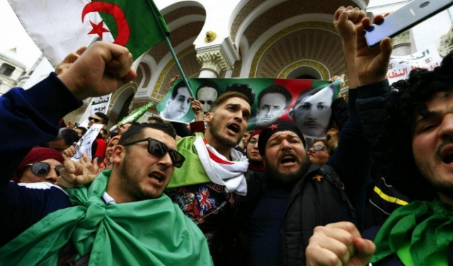 الجزائريون يواصلون الاحتجاج على تمديد الولاية الرابعة لبوتفليقة