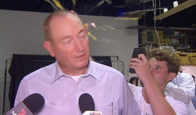 سناتور أسترالي يدين ضحايا مجزرة نيوزيلندا ويضرب شابا رشقه ببيضة