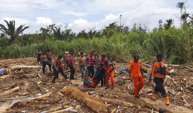 أندونيسيا: ارتفاعُ عدد ضحايا الفيضانات وإعلانُ حالة طوائ