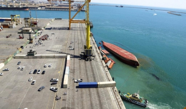 إيران: غرق 153 حاوية شحن في ميناء بسبب 