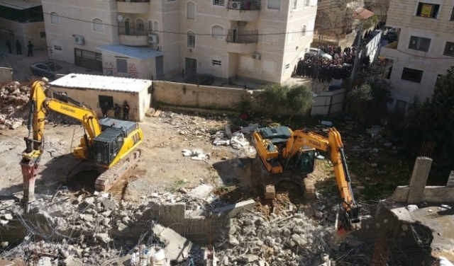 الاحتلال يهدم مبنى تابعا لمدرسة الرازي بمخيم شعفاط