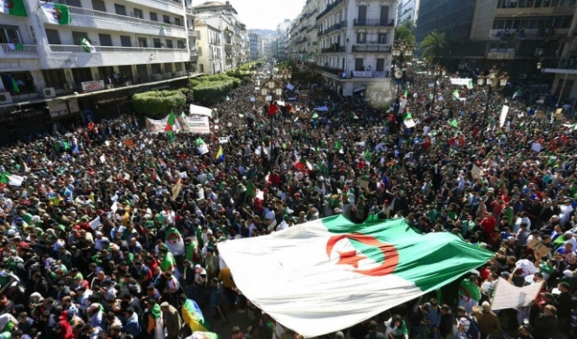 الجزائر: اتساع المطالبة بتنحي بوتفليقة وعدم تدخل الجيش