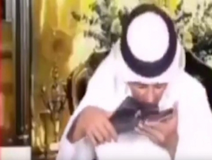 #نبض_الشبكة: مذيع إماراتي يقبّل حذاء محمد بن زايد