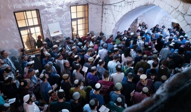 مداهمات واعتقالات بالضفة ومئات المستوطنين يقتحمون قبر يوسف