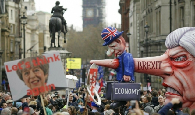 مئات الآلاف يتظاهرون في لندن للمطالبة باستفتاء ثان