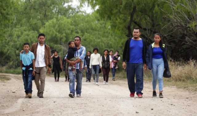 قوافل من المهاجرين تنطلق من المكسيك نحو أميركا