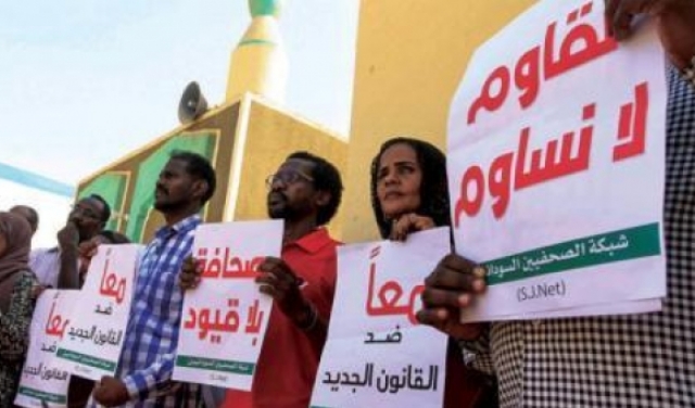 عشرات الصحافيين السودانيين يُطالبون بـ
