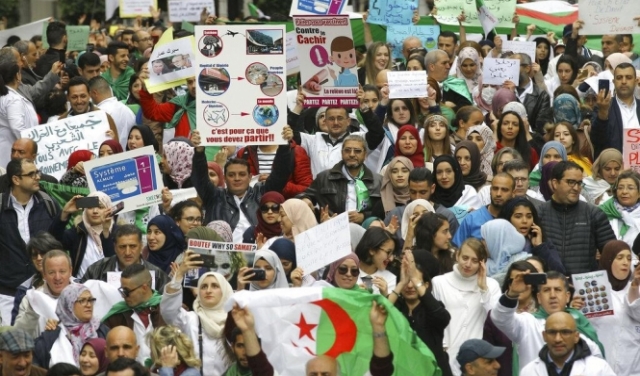 ترقب في الجزائر: الحراك يرد غدًا على مقترح الجيش