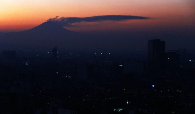 المكسيك ترفع مستوى التأهب بعد ثوران بركان