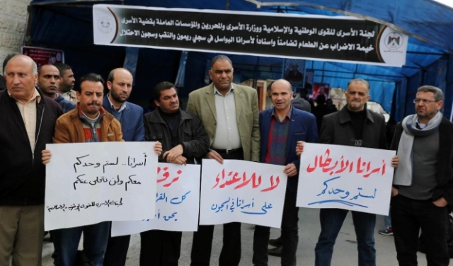 الاحتلال يمنع الأسرى من أداء صلاة الجمعة ويعتدي على أسرى النقب