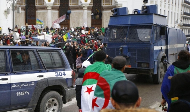 مع قرار بوتفليقة الاستقالة: الجزائر تحقق مع رجال أعمال بتهم فساد