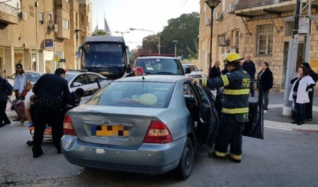 حيفا: تخليص مصابة من سيارة إثر حادث طرق