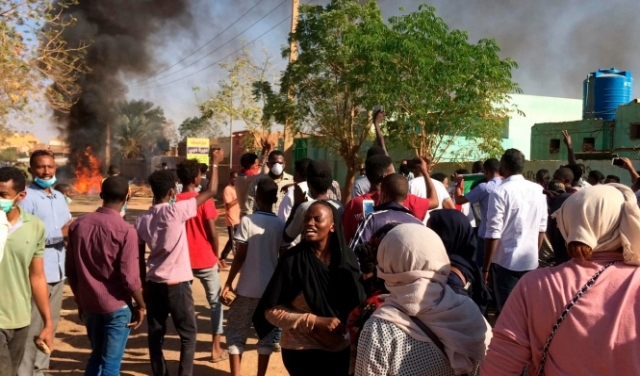 آلاف يتظاهرون قبالة مقرات الجيش السوداني ويطالبون برحيل البشير