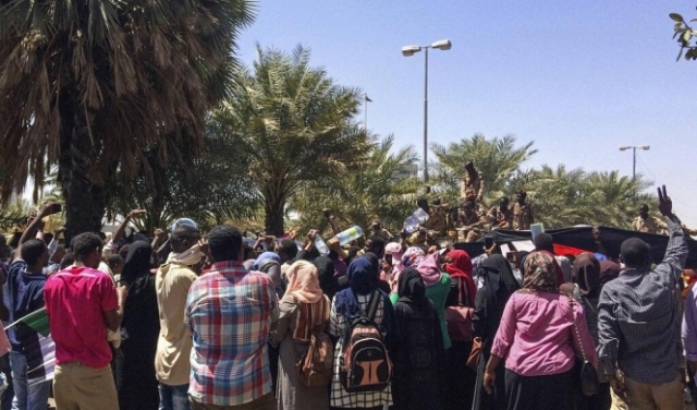  السودانيون يعتصمون أمام مقر البشير لأول مرّة