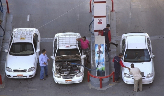 مصر تنوي رفع أسعار الوقود لإدارة ديونها