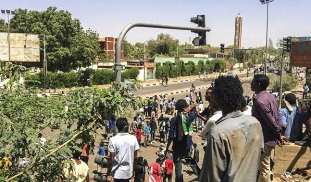 جنود سودانيون يمنعون الأجهزة الأمنية من فض اعتصام الخرطوم