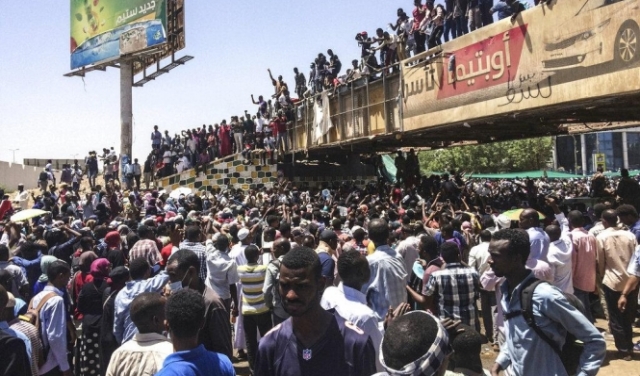 13 قتيلا في قمع الشرطة لاحتجاجات الخرطوم