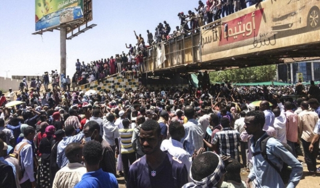  إصابات وحالات اختناق بقمع الآمن السوداني اعتصام الخرطوم