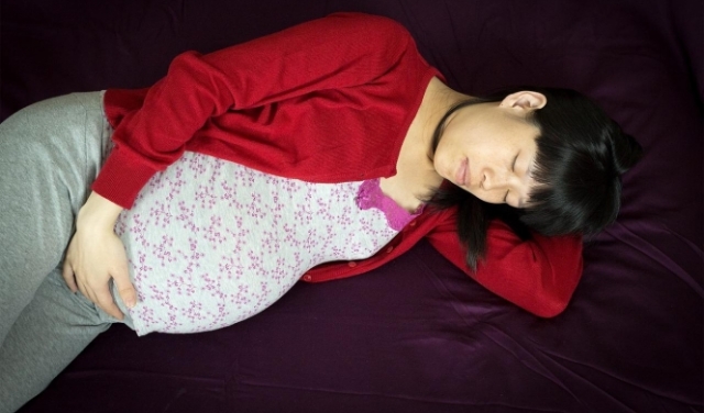 دراسة: نوم الحوامل على ظهورهن يُضاعف خطر تعرضهن للإجهاض