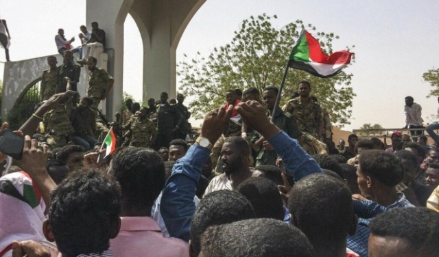 السودانيّون يؤكّدون مواصلة الاحتجاج والجيش يطالبهم بالالتزام بحظر التجول