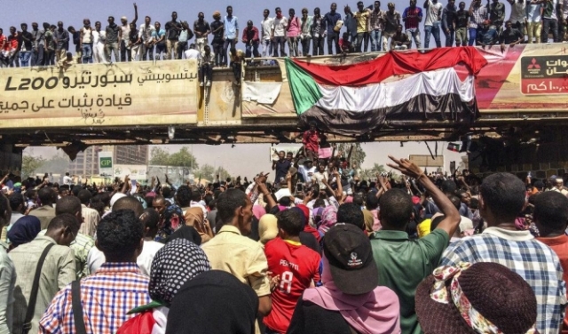 السودانيون أعلنوها: #يسقط_حكم_العسكر