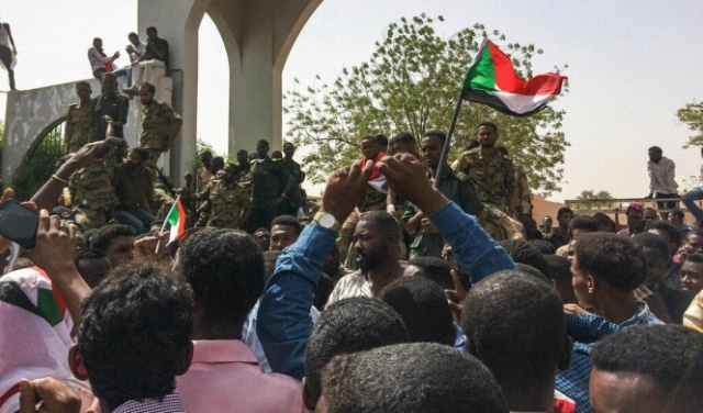 السودانيون يواصلون الاعتصام ويكسرون حظر التجول