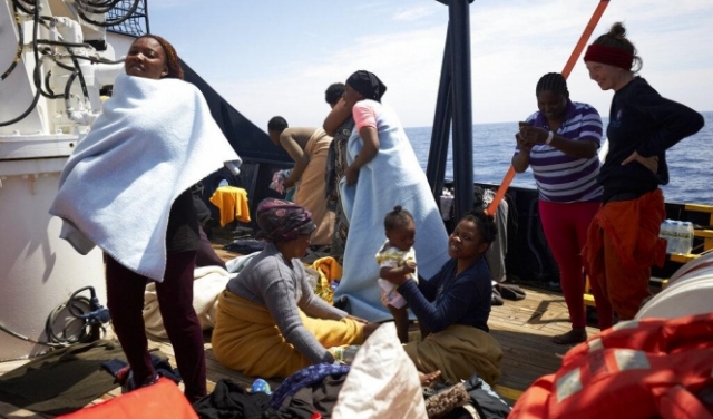 مالطا وإيطاليا ترفضان مجموعة لاجئين وفرنسا تستقبل نصفهم 