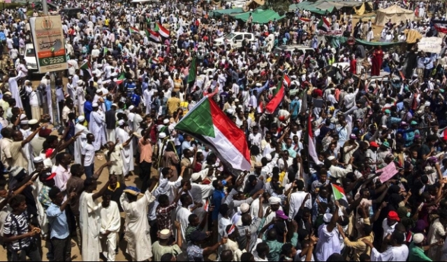 مفاجآت السودان مستمرّة: العسكر يتودّدون للمتظاهرين
