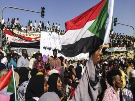 السودانيون يواصلون الاعتصام ويطالبون بتسريع الانتقال للحكم المدني