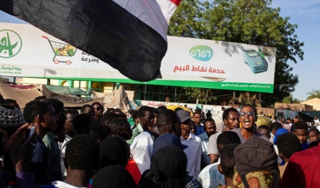 السودان: الجيش يفشل بفضّ اعتصام الخرطوم وتعيينُ والٍ عليها