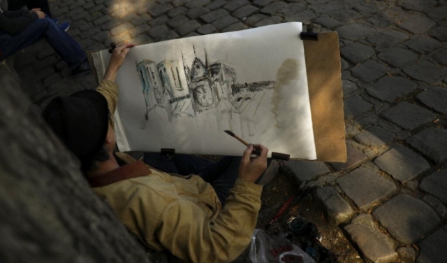 فنان فرنسي يرسم  كاتدرائية نوتردام كما يتذكرها قبل الحريق