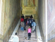 روما: إزالة الغطاء الخشبي عن "الدرج المقدس" الذي يغطيه منذ 300 سنة 